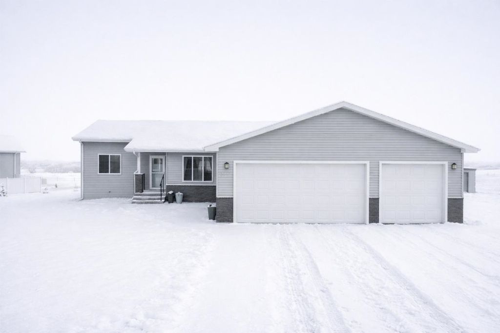 3517 GRAYSON DR, Burlington, ND 58722
