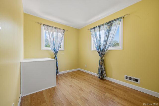 Riverdale 23, Oakdale, NY 11769