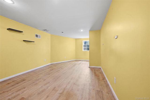 Riverdale 23, Oakdale, NY 11769