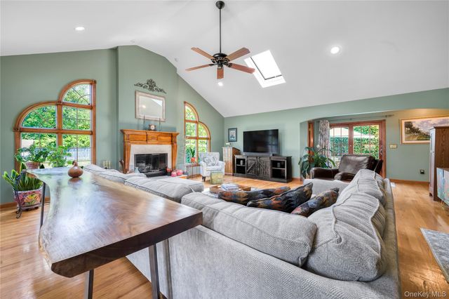Riverdale 23, Oakdale, NY 11769