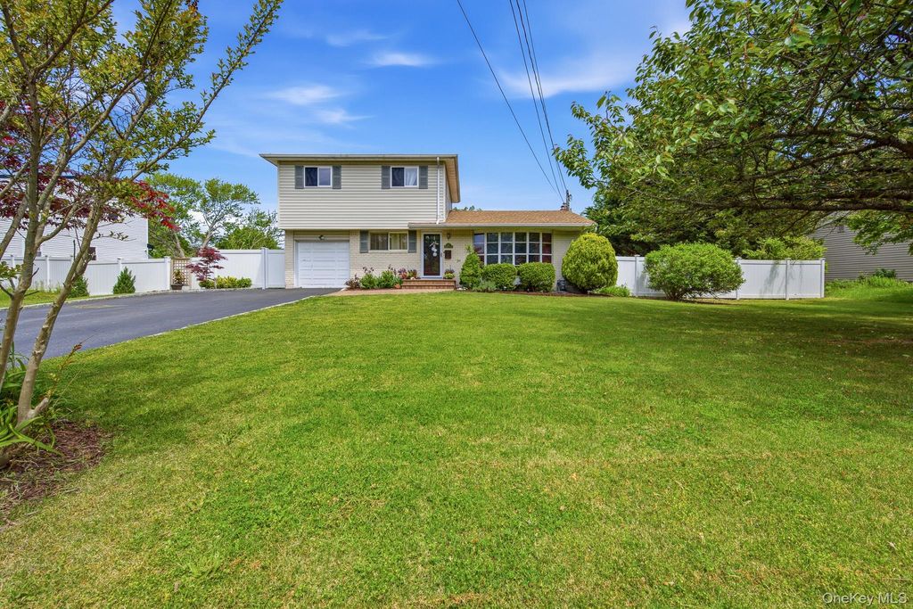 Riverdale 23, Oakdale, NY 11769