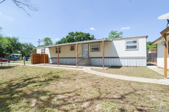 215 Greenlawn Ave, Pleasanton, TX 78064