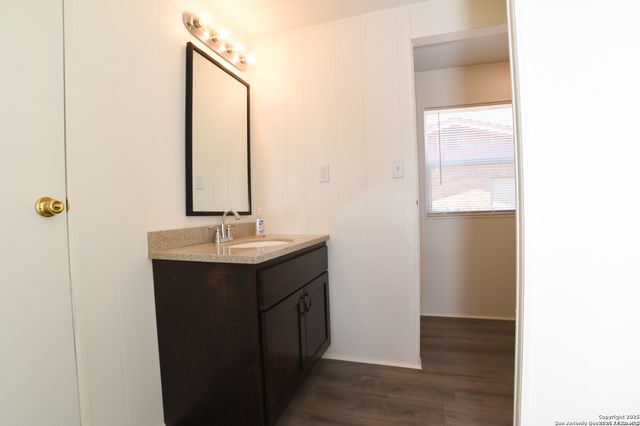 215 Greenlawn Ave, Pleasanton, TX 78064
