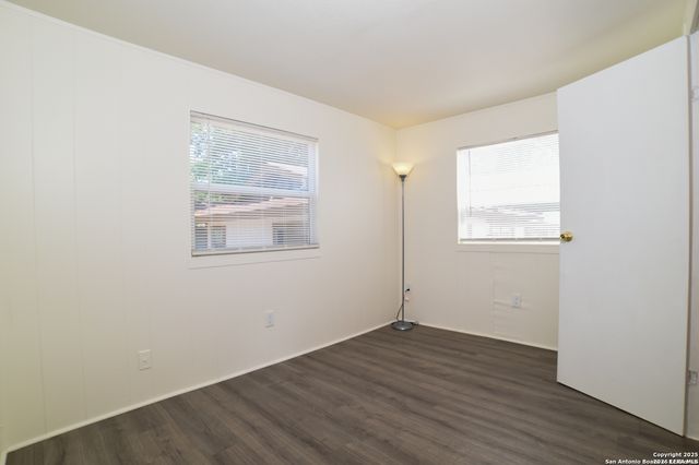 215 Greenlawn Ave, Pleasanton, TX 78064