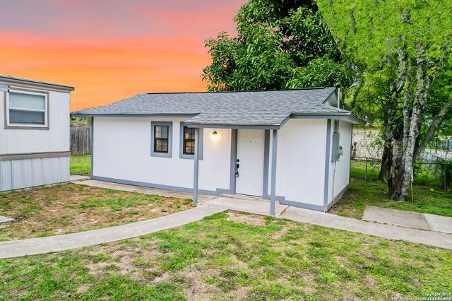 215 Greenlawn Ave, Pleasanton, TX 78064
