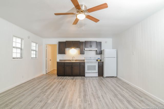 215 Greenlawn Ave, Pleasanton, TX 78064