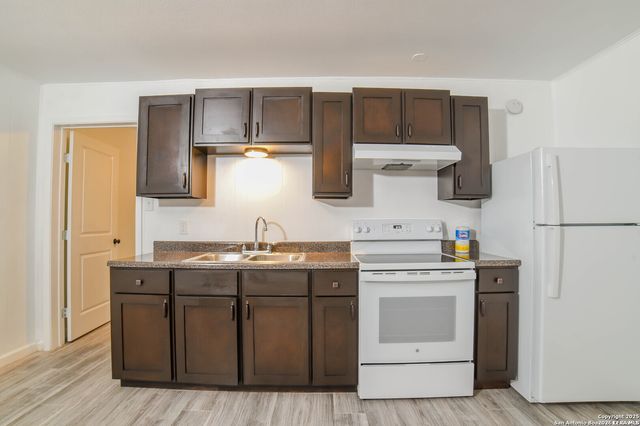 215 Greenlawn Ave, Pleasanton, TX 78064