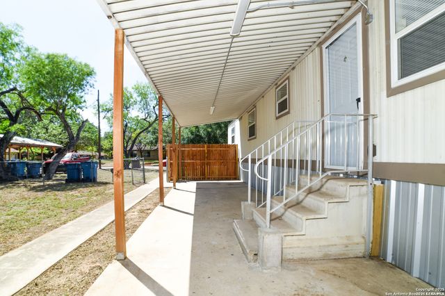215 Greenlawn Ave, Pleasanton, TX 78064