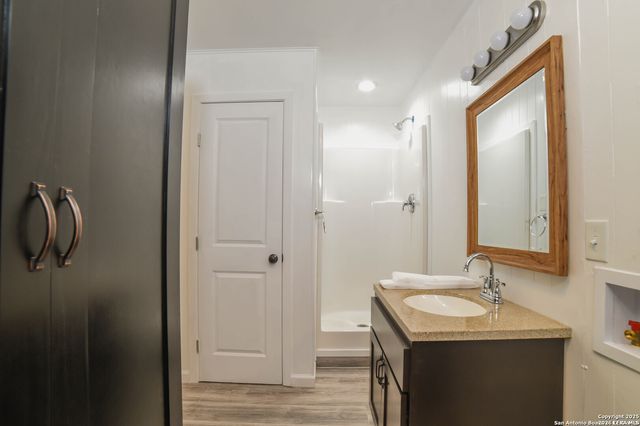 215 Greenlawn Ave, Pleasanton, TX 78064