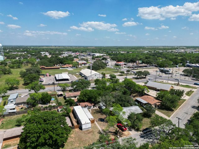 215 Greenlawn Ave, Pleasanton, TX 78064