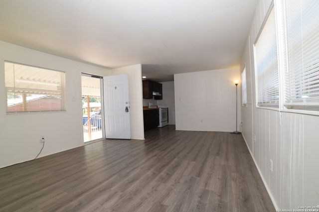215 Greenlawn Ave, Pleasanton, TX 78064