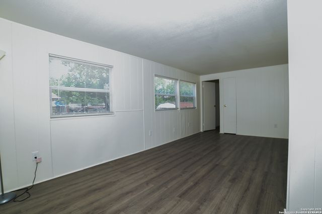 215 Greenlawn Ave, Pleasanton, TX 78064