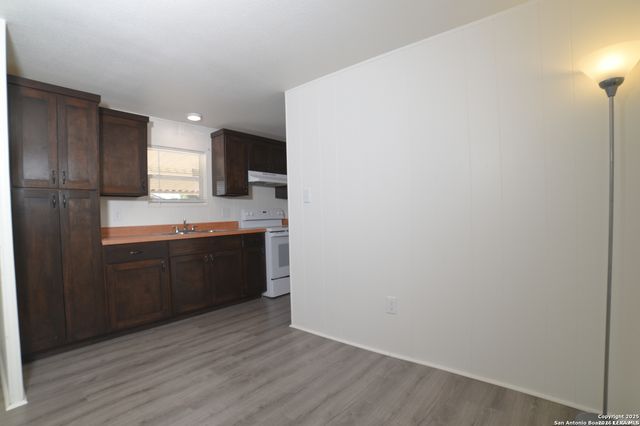 215 Greenlawn Ave, Pleasanton, TX 78064