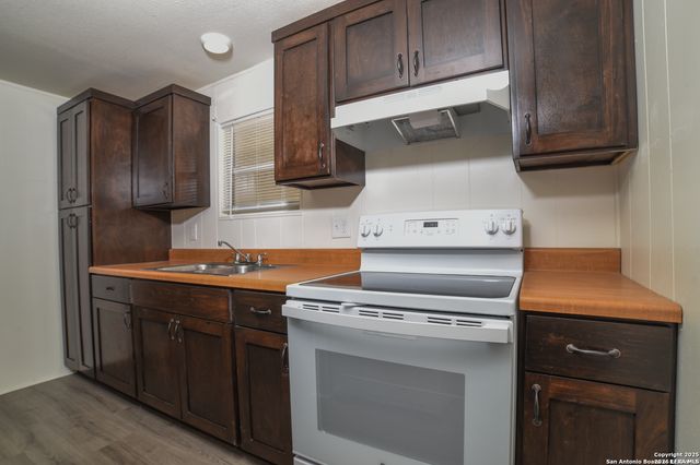 215 Greenlawn Ave, Pleasanton, TX 78064