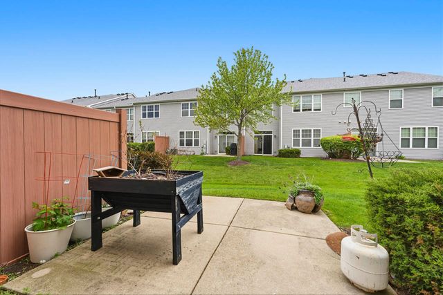 2890 Glacier Way B, Wauconda, IL 60084