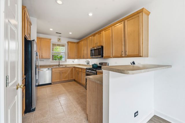 2890 Glacier Way B, Wauconda, IL 60084