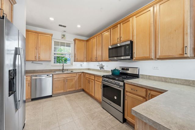 2890 Glacier Way B, Wauconda, IL 60084