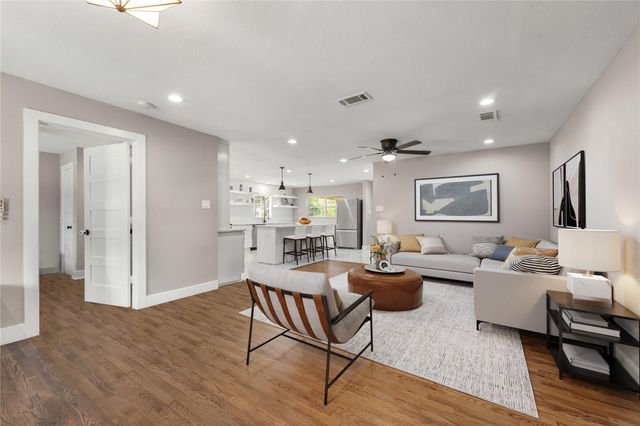 415 N Baron Street, Bellville, TX 77418