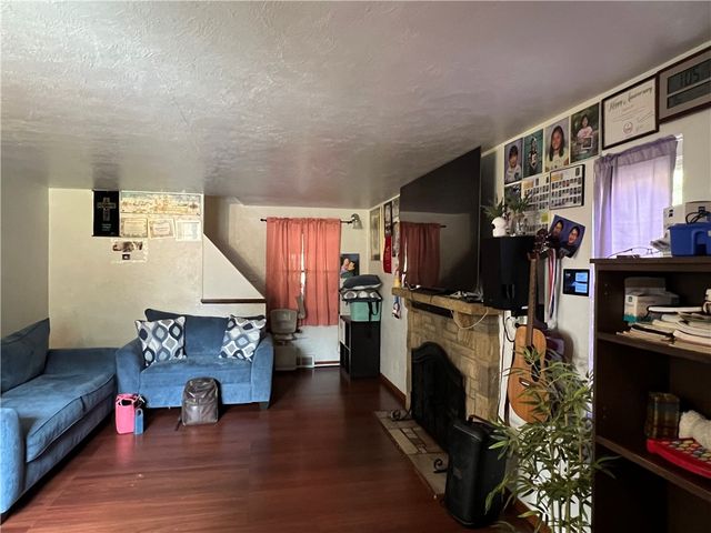 1424 Senior Dr, Baldwin Boro, PA 15227