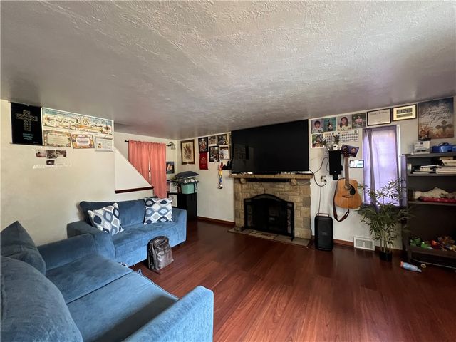 1424 Senior Dr, Baldwin Boro, PA 15227