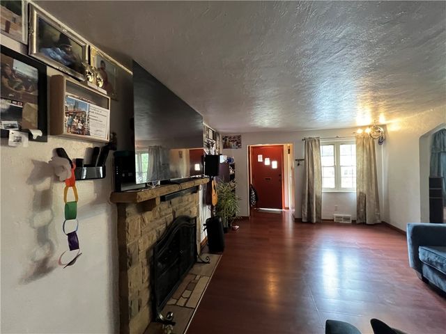 1424 Senior Dr, Baldwin Boro, PA 15227