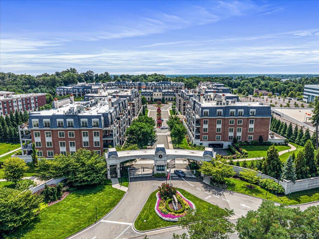 6000 Royal Court 6006, North Hills, NY 11040 — exterior