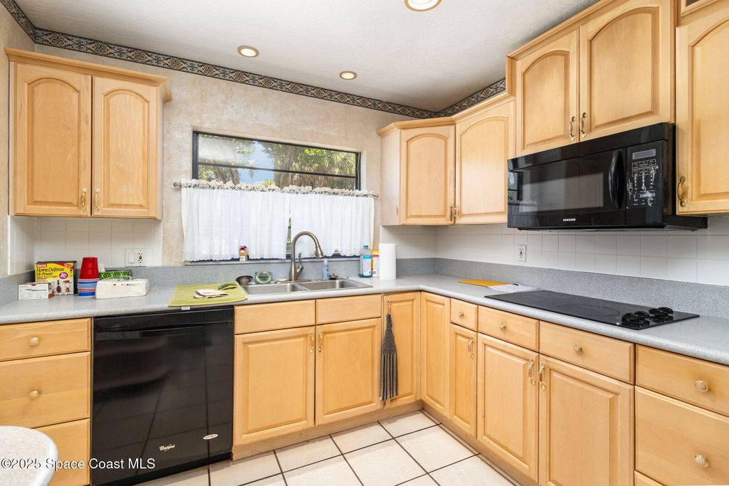 Image 10 of property listing at 198 Magnolia Avenue, Melbourne, FL 32935