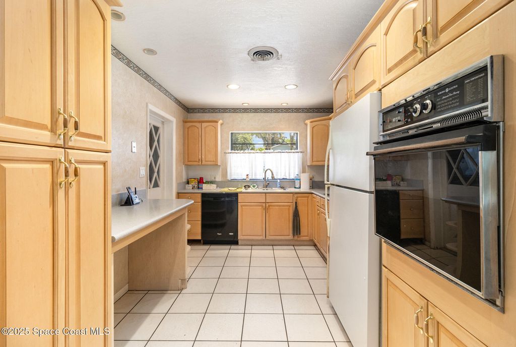 Image 11 of property listing at 198 Magnolia Avenue, Melbourne, FL 32935