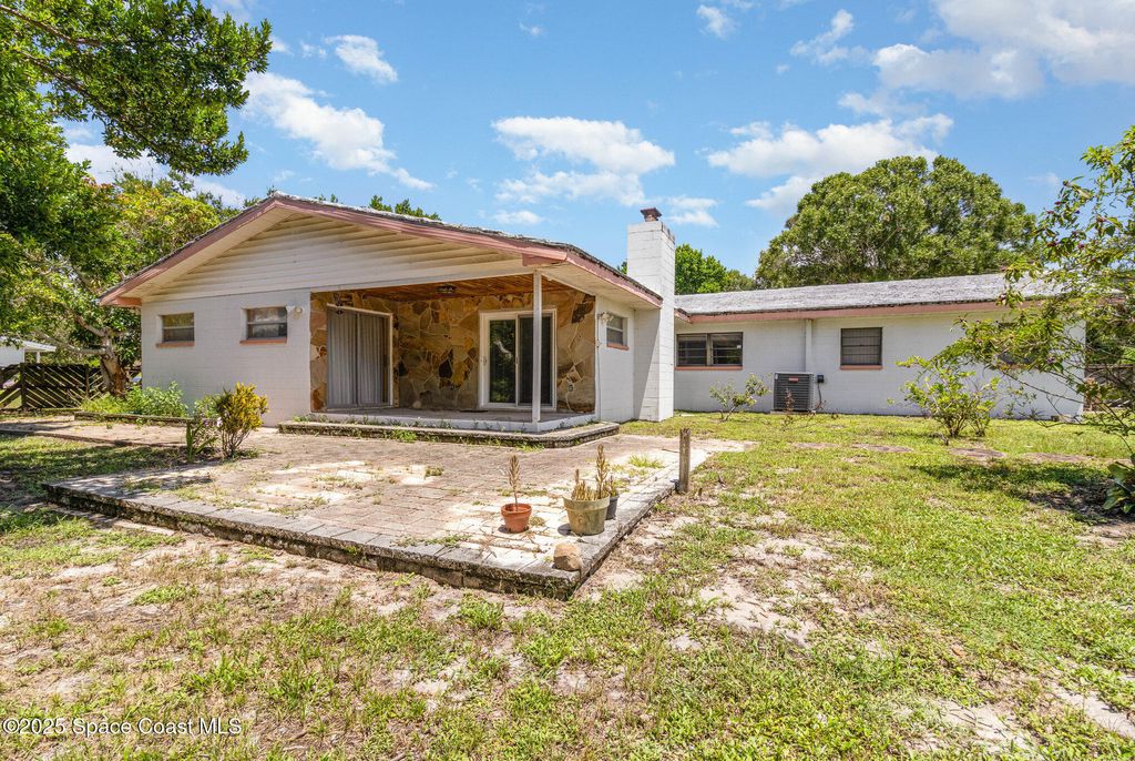 Image 3 of property listing at 198 Magnolia Avenue, Melbourne, FL 32935