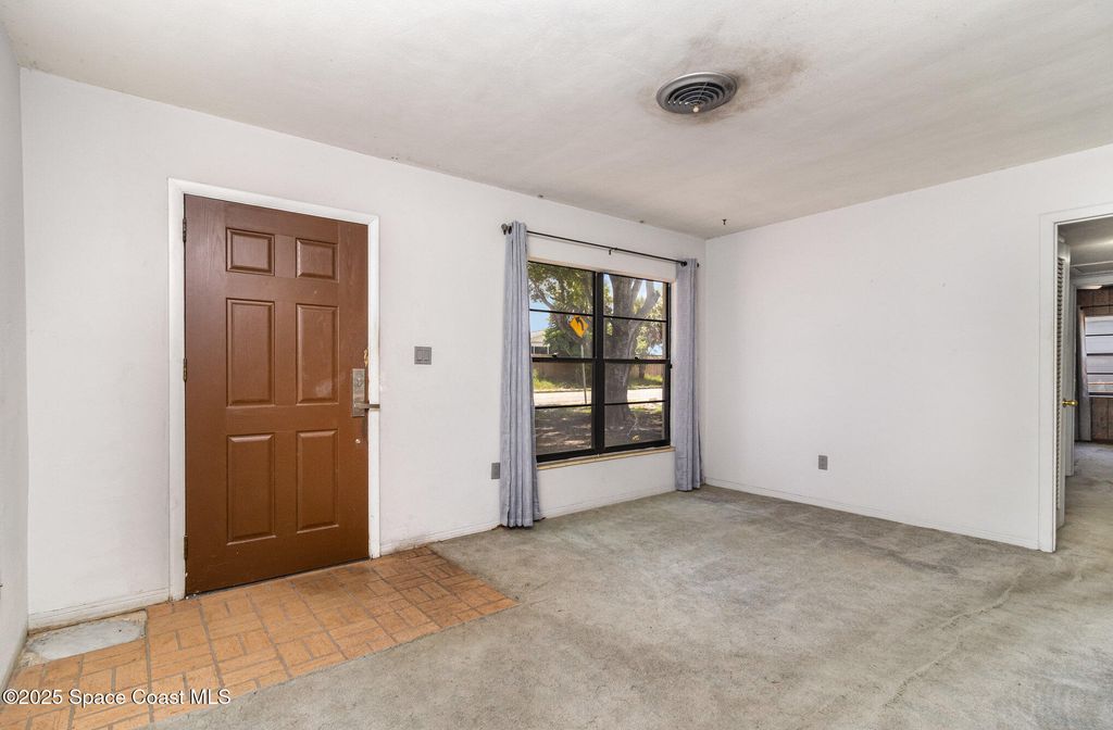 Image 9 of property listing at 198 Magnolia Avenue, Melbourne, FL 32935
