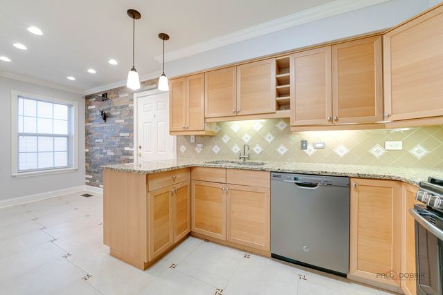 115 Meadowbrook Lane 115, Lake Bluff, IL 60044