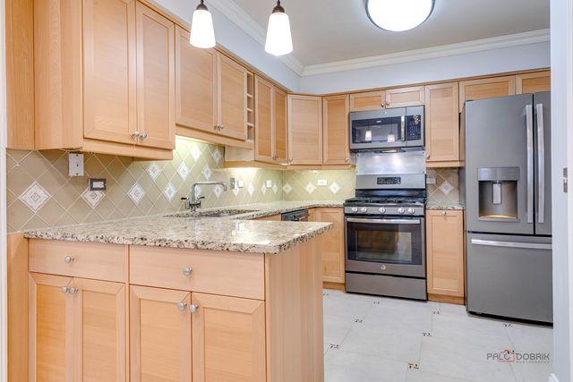 115 Meadowbrook Lane 115, Lake Bluff, IL 60044