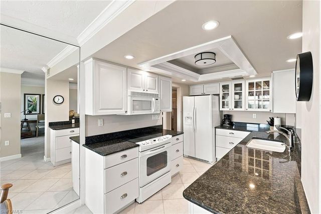 10475 Gulf Shore DR 114, Naples, FL 34108
