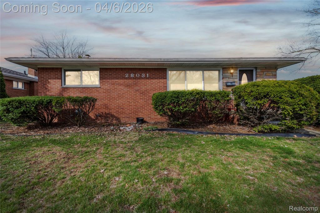 28031 Lorraine Avenue, Warren, MI 48093