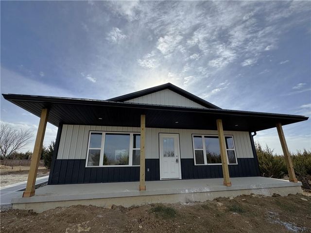 173 Bald Eagle Drive, Linn Valley, KS 66040