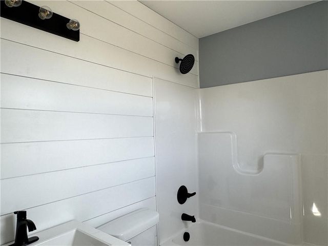 173 Bald Eagle Drive, Linn Valley, KS 66040