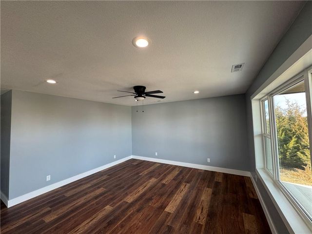 173 Bald Eagle Drive, Linn Valley, KS 66040