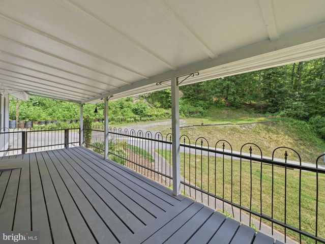 11733 SNUG HARBOR LN, Williamsport, MD 21795
