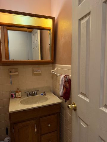 633 Center Street APT E, Manchester, CT 06040