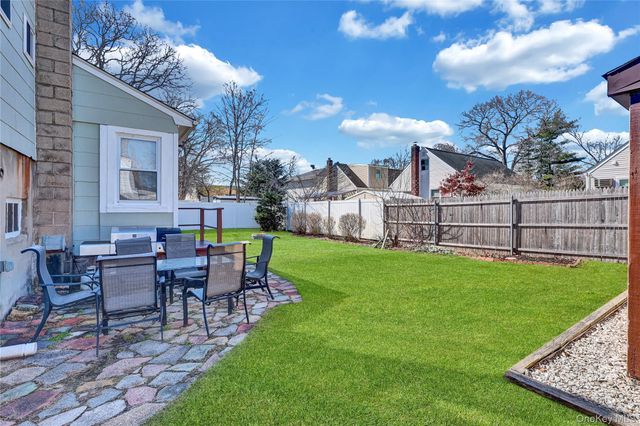 357 Deauville Boulevard, Copiague, NY 11726