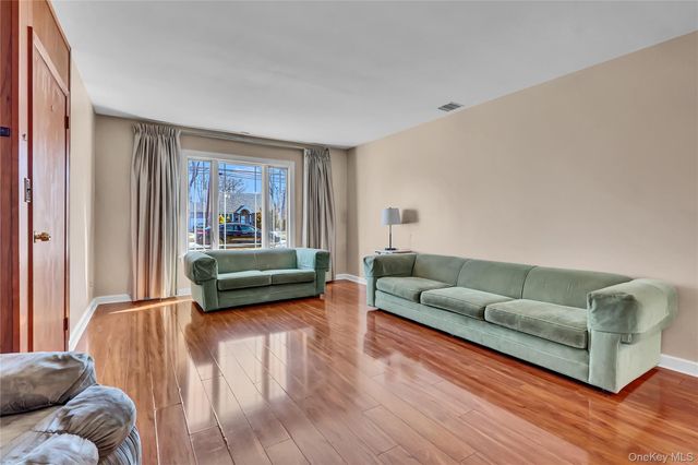 357 Deauville Boulevard, Copiague, NY 11726