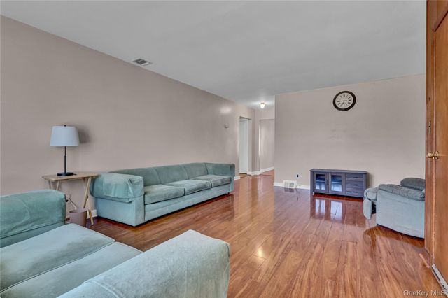 357 Deauville Boulevard, Copiague, NY 11726