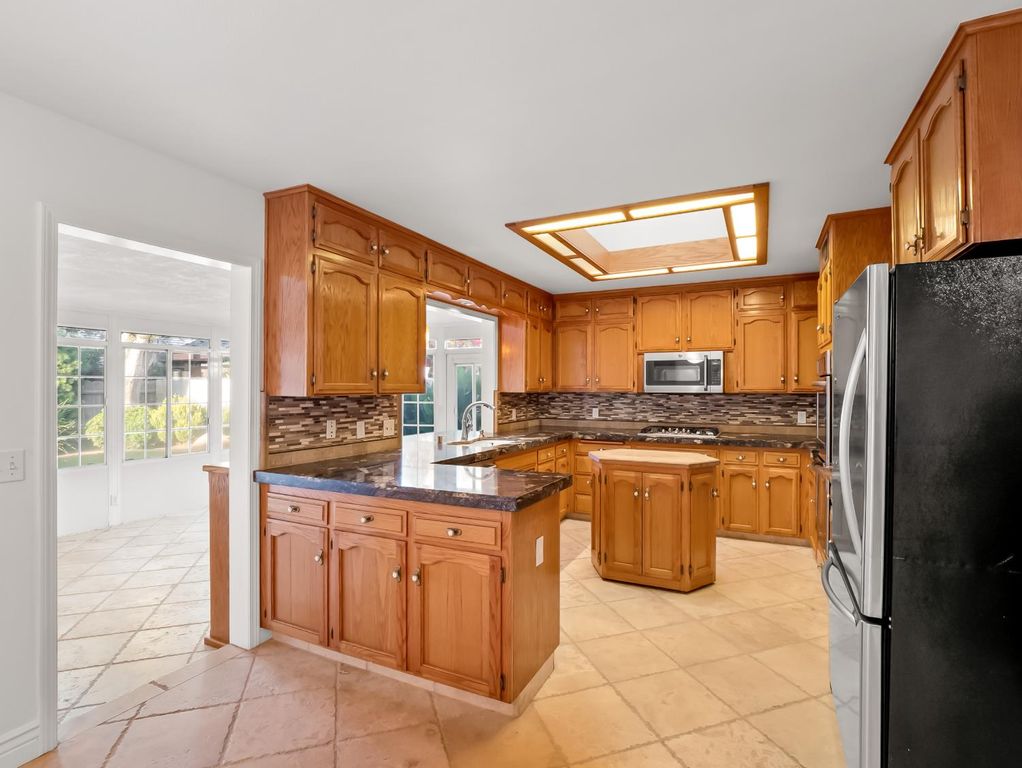 Image 12 of property listing at 2455 Trevor Court, Madera, CA 93637