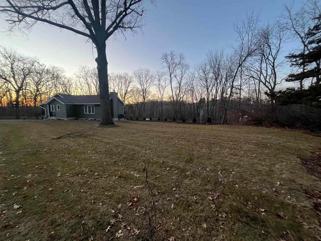 25130 Valley Dr Drive, Bettendorf, IA 52722