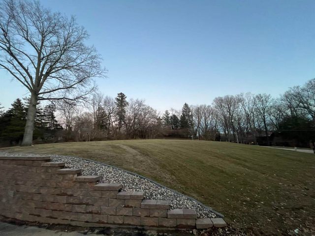 25130 Valley Dr Drive, Bettendorf, IA 52722