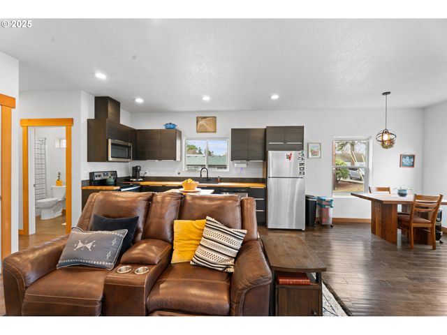 114 PINE St, St Helens, OR 97051