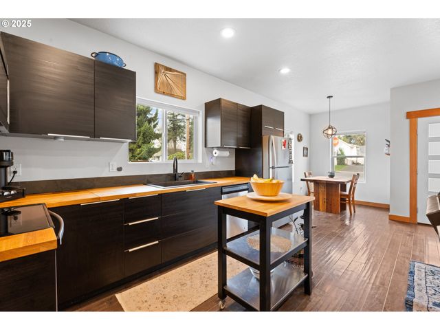 114 PINE St, St Helens, OR 97051
