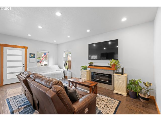 114 PINE St, St Helens, OR 97051
