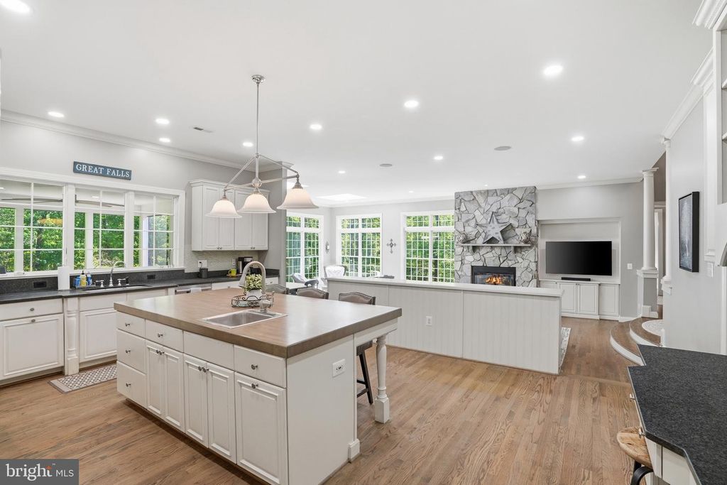 Image 15 of property listing at 1133 SPRINGVALE RD, Great Falls, VA 22066