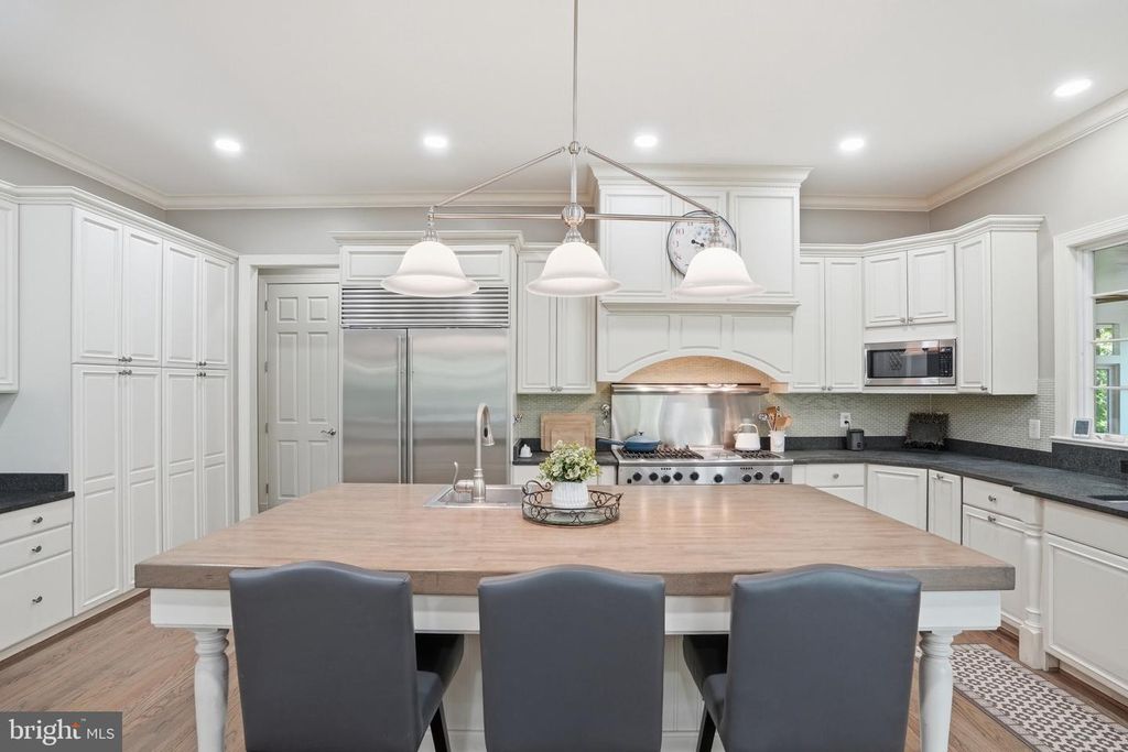 Image 16 of property listing at 1133 SPRINGVALE RD, Great Falls, VA 22066